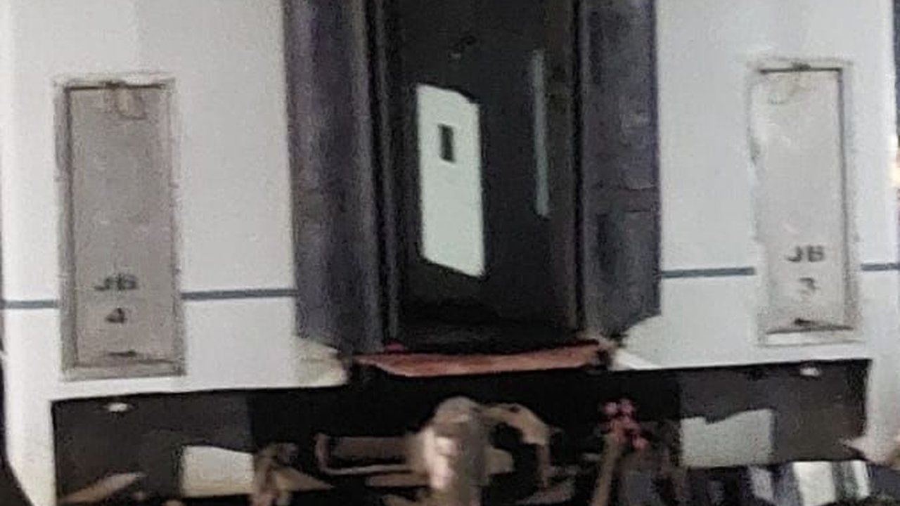 Detik-Detik KA Brantas Hantam Truk Hingga Terdengar Ledakan dan Api Berkobar Besar