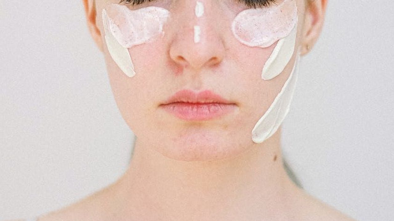 Pakai Sunscreen Dulu Atau Moisturizer Dulu? Ini Kata Pakar