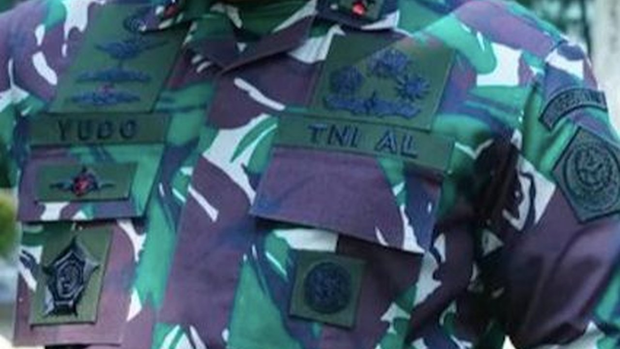 Berseragam Loreng Pakai Topi Koboi, Potret Panglima TNI Elus Kuda Didampingi Anak Buah