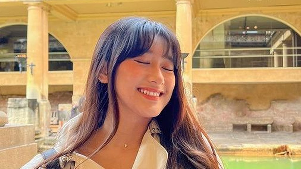 Cantik! 10 Momen Keseruan Amanda Caesa Anak Parto Patrio Jalan-jalan di Inggris, Kunjungi Stadion Old Trafford Hingga The Roman Bath