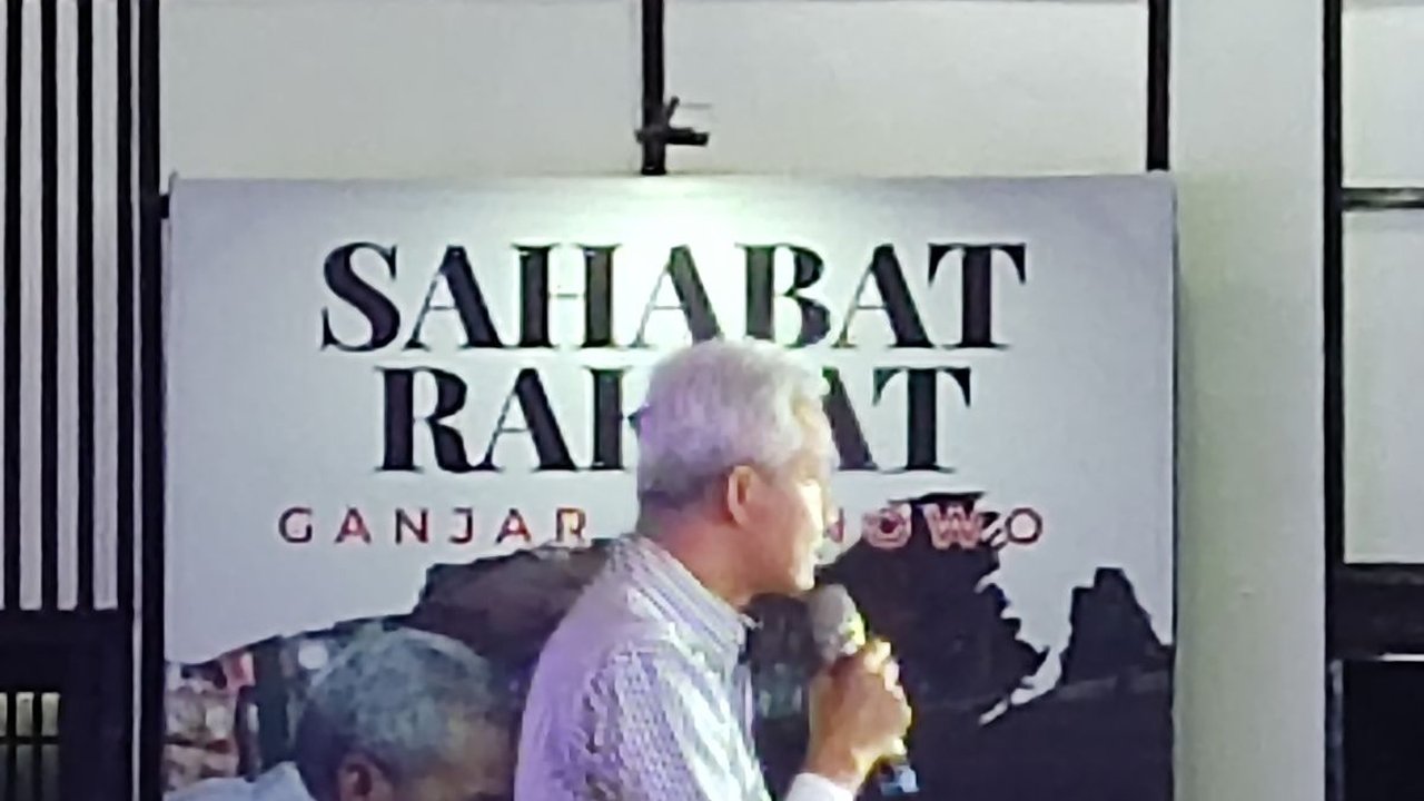 'SInyal' Bukan Orang Abu-Abu di Balik Kemeja Hitam Putih Ganjar Pranowo