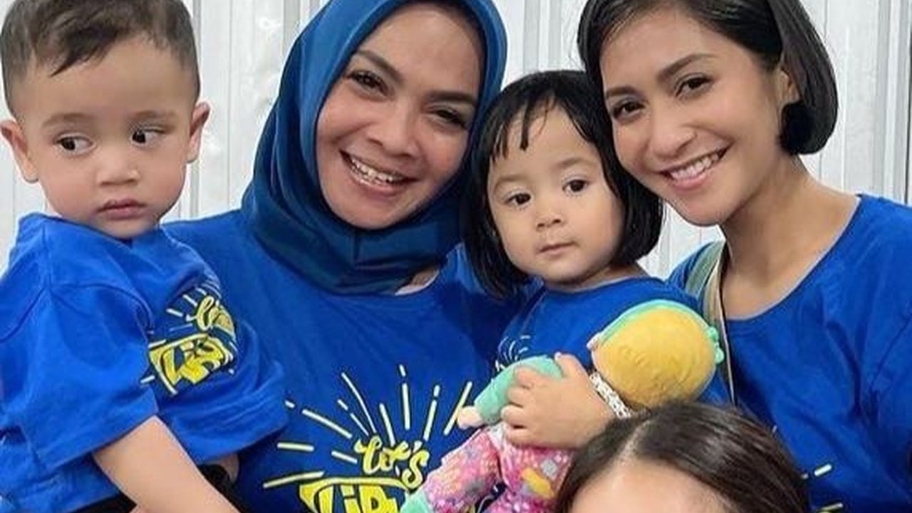 Potret Menggemaskan Rieta Amilia Bareng Cucu-cucunya, Rayyanza dan Aruni Disebut Kayak Kembar