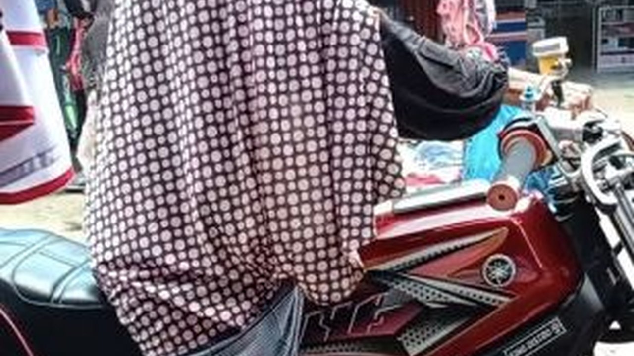 Gahar, Wanita Ini ke Pasar Pakai Motor RX-KING 'Bukan Nenek Sembarangan'