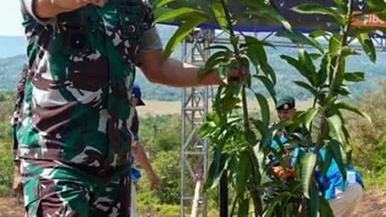 Berseragam Loreng, Begini Gagahnya Letjen TNI Menantu Jenderal Kopassus Nyangkul di Kebun