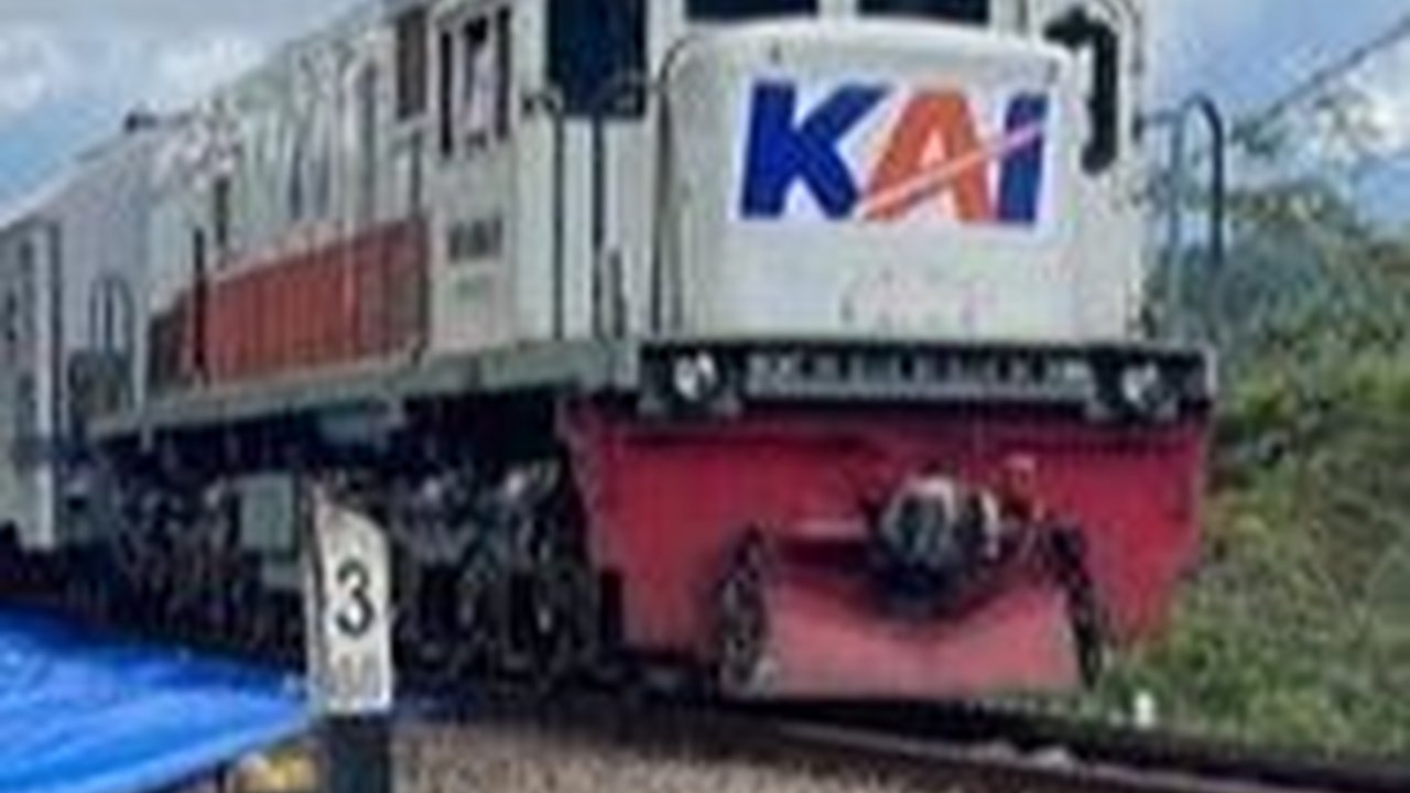 Foto Kontainer Nekat Terobos Palang Perlintasan & Mati di Rel, KA Mau Lewat Malah Ngalah