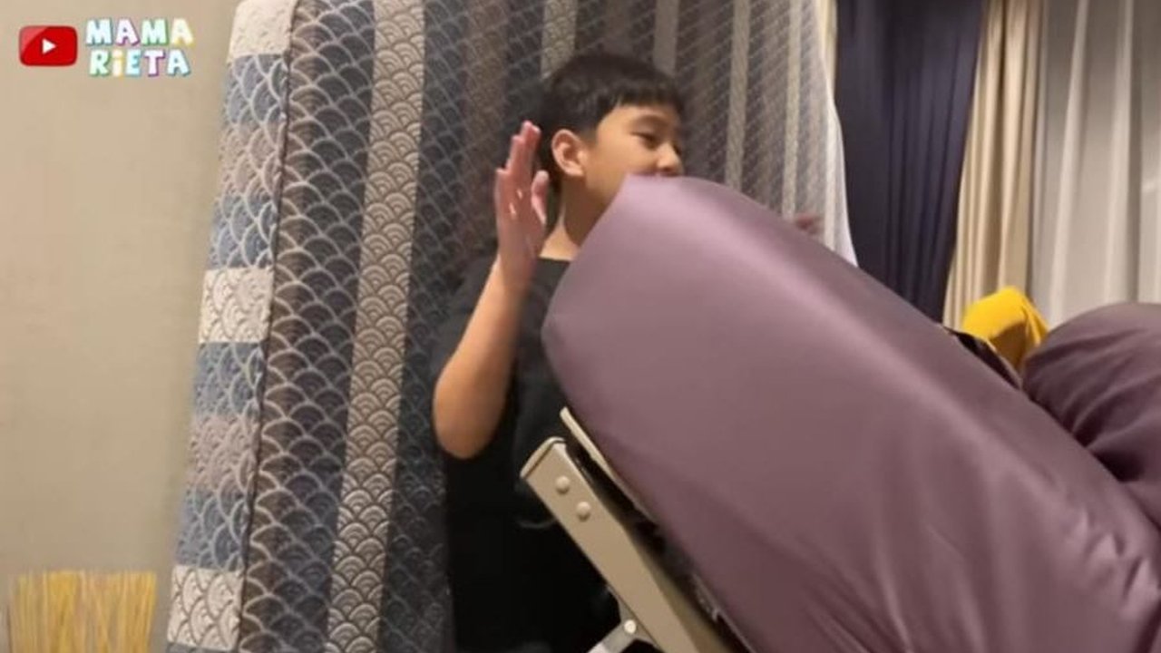 Momen Rafathar Terjebak di Kolong Kasur Canggih Rieta Amilia, Rayyanza Ikut Cemas