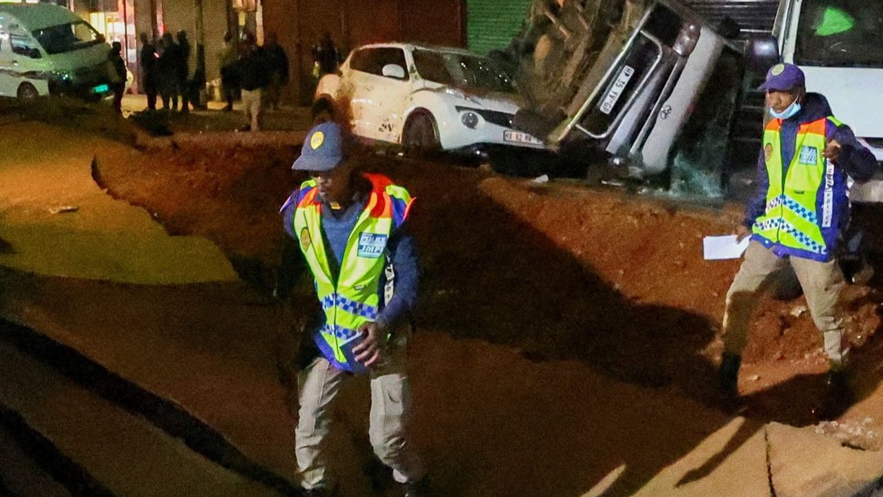 FOTO: Ngeri! Ledakan Gas Bawah Tanah di Afrika Selatan Hancurkan Jalan Raya hingga Menghempaskan Mobil-Mobil