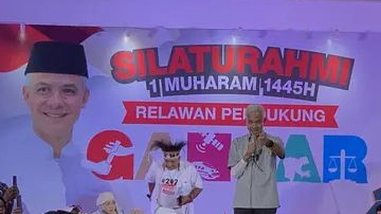 Jokowi Desain Kemeja Hitam Putih untuk Ganjar, Begini Reaksi Gerindra