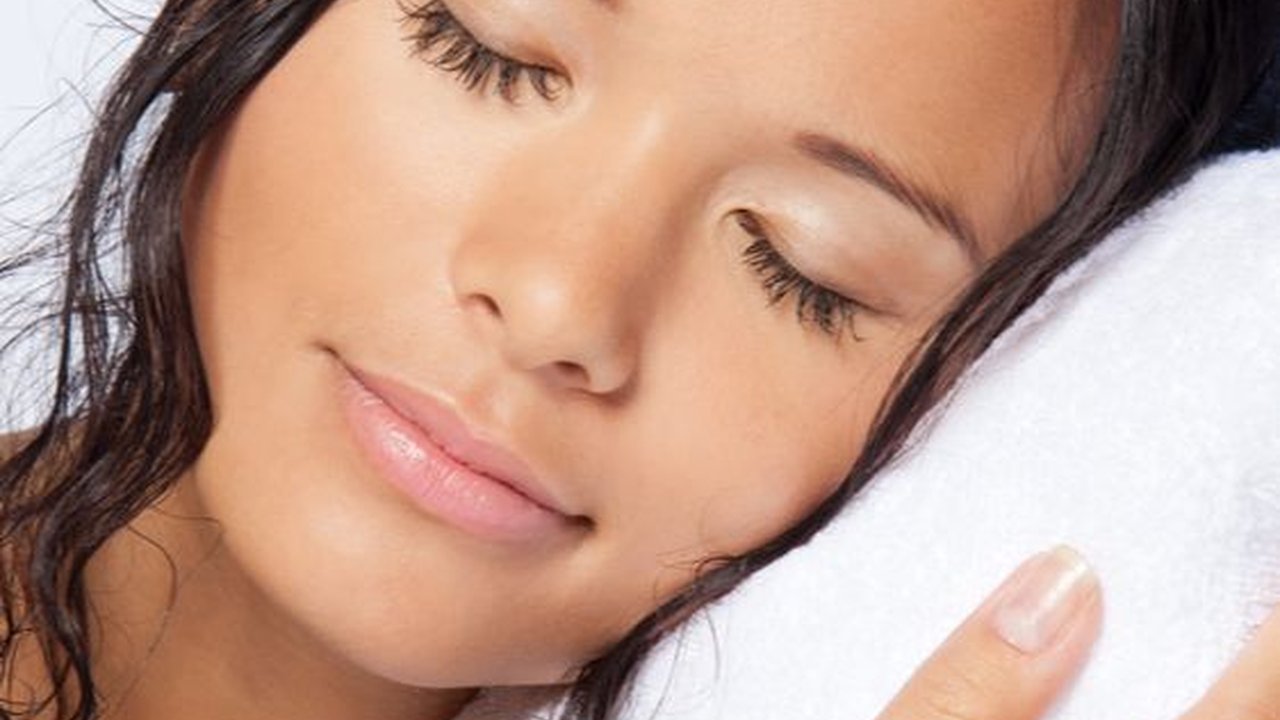 Apa Benar Tidur dengan Rambut Basah Bikin Masuk Angin? Begini Kebenarannya