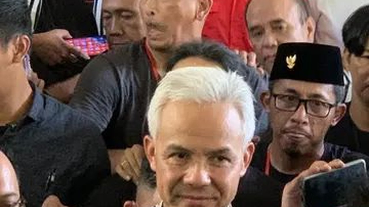 Membaca Pesan Politik Ganjar saat Blak-Blakan Baju Hitam Putih Didesain Jokowi