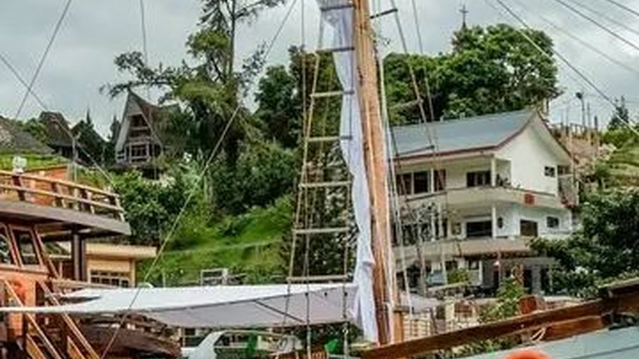 Jadi Daya Tarik Wisata Baru, Begini Penampakan Kapal Pinisi Kenzo di Danau Toba