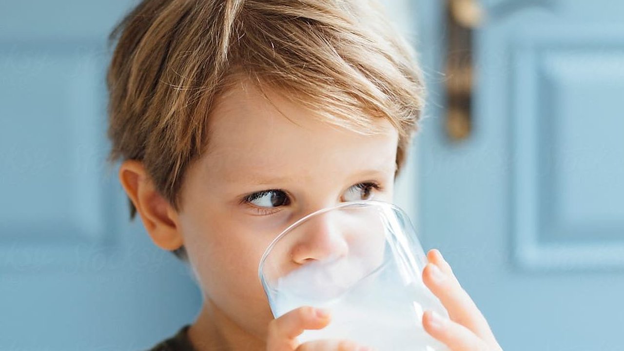8 Manfaat Minum Susu Sebelum Tidur untuk Anak, Bantu Si Kecil Rileks dan Tidur Nyenyak
