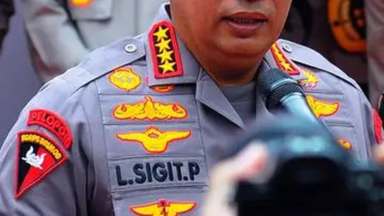 Gagah Turun dari Heli Berpakaian Adat, Momen Kapolri Datang ke Dayak Disambut Panglima Jilah
