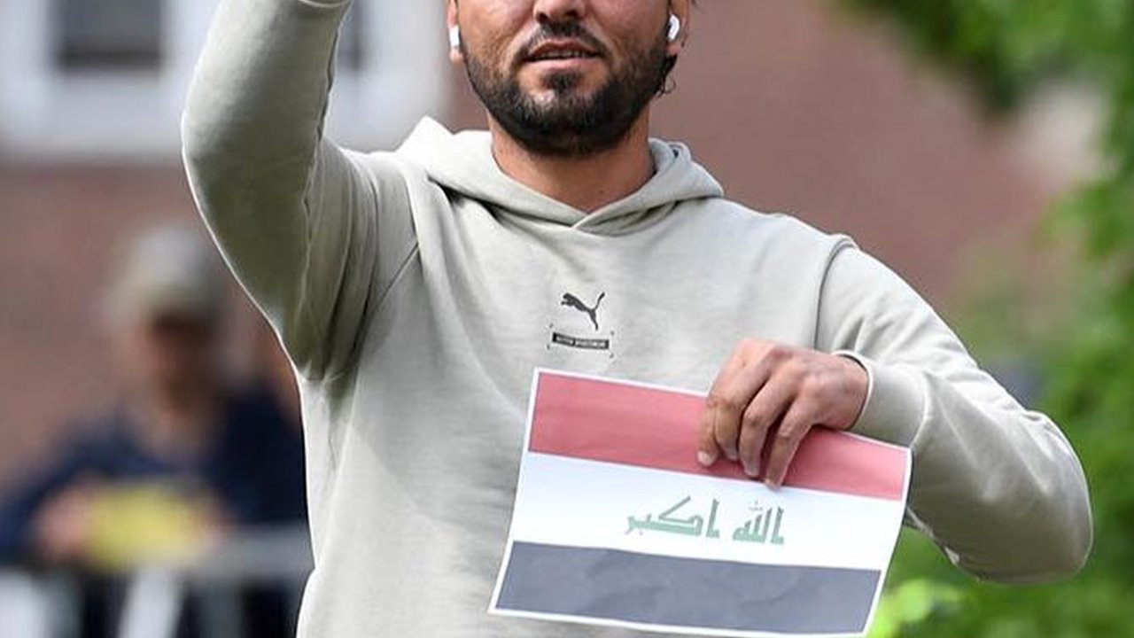 FOTO: Pria Pembakar Alquran di Swedia Kembali Berulah, Kini Injak-Injak Kitab Suci di Depan Kedubes Irak