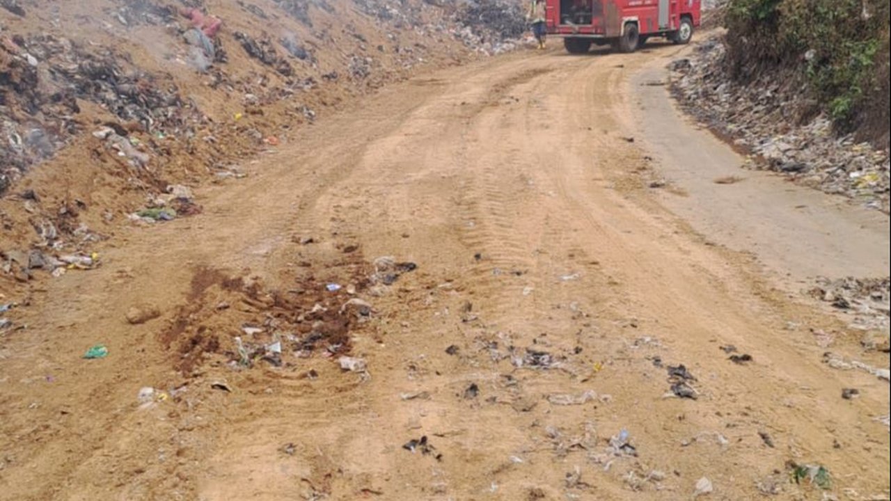 Warga Tutup Akses ke TPAS Pasirbajing yang Kebakaran, Sampah di Perkotaan Garut Menumpuk