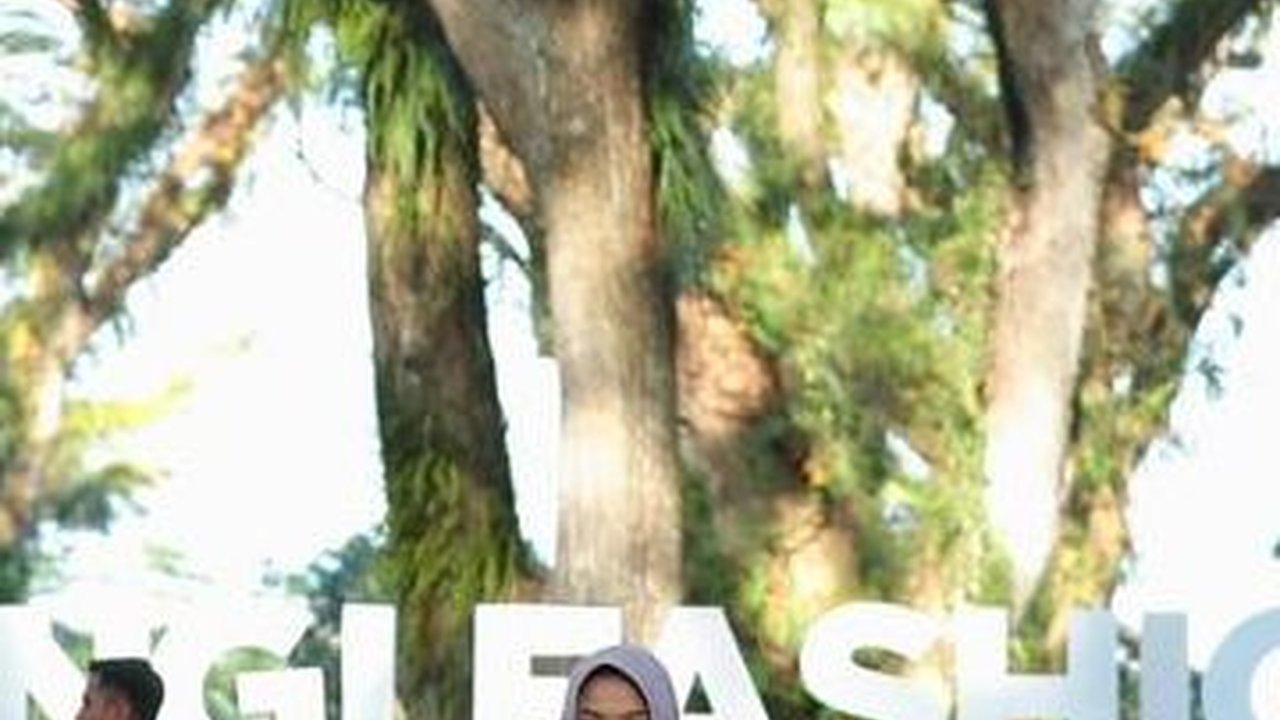 Berlatar Hutan De Djawatan, Banyuwangi Hadirkan Fashion Show yang Menyatu dengan Alam