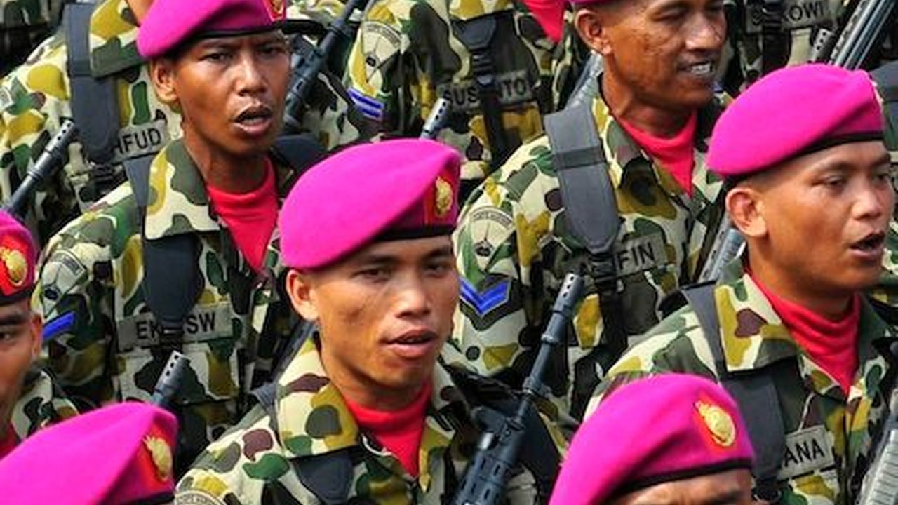 Saking Bersyukur, Ibu Jemput Anaknya Selesai Pendidikan Marinir TNI AL Pakai Gerobak Dagangannya di Pasar
