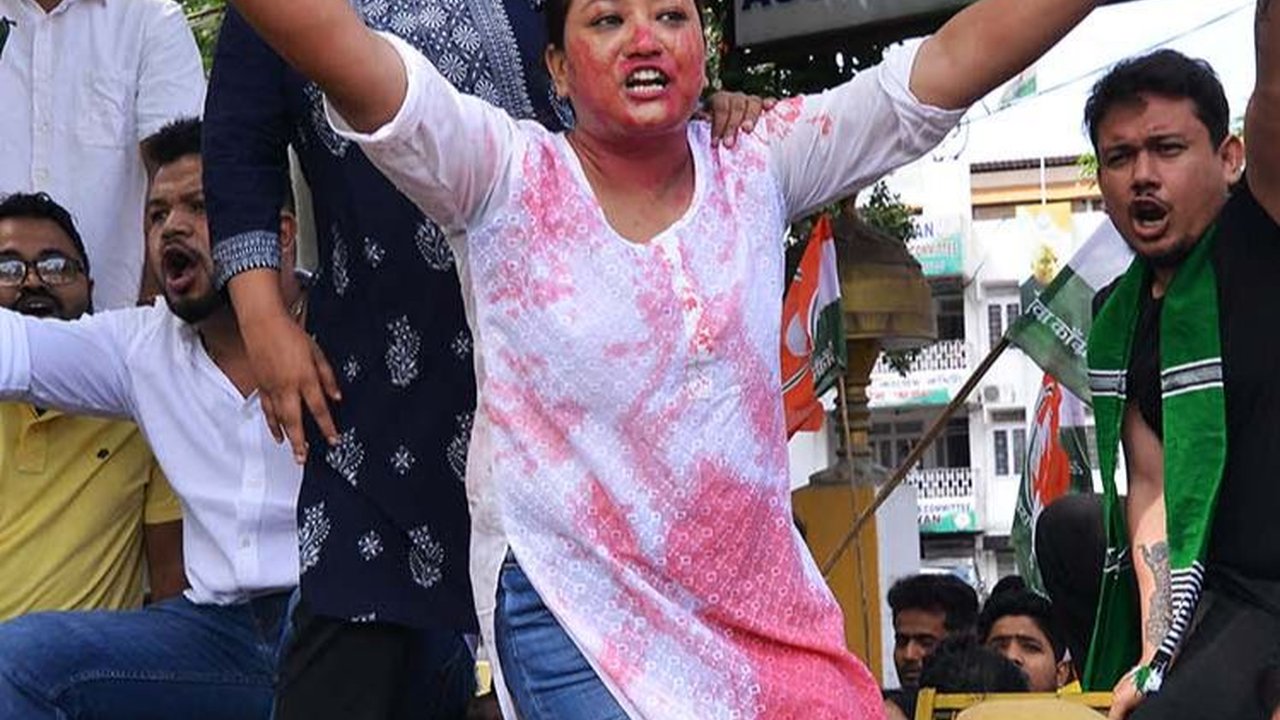 FOTO: Aksi Perempuan India Protes Kasus Wanita Ditelanjangi dan Diperkosa Massal di Manipur