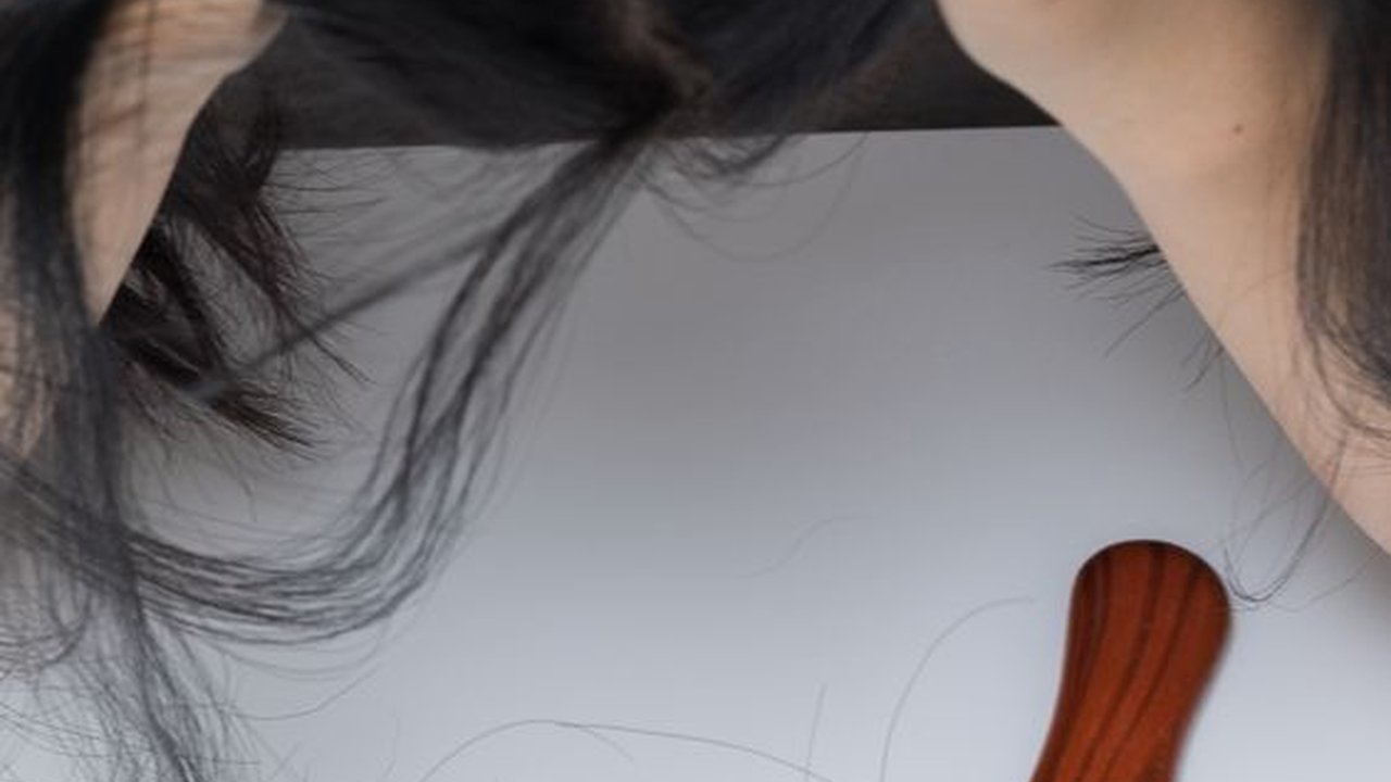 Rambut Rontok Ternyata Tak Cukup Diatasi Pakai Sampo Saja, Solusinya?