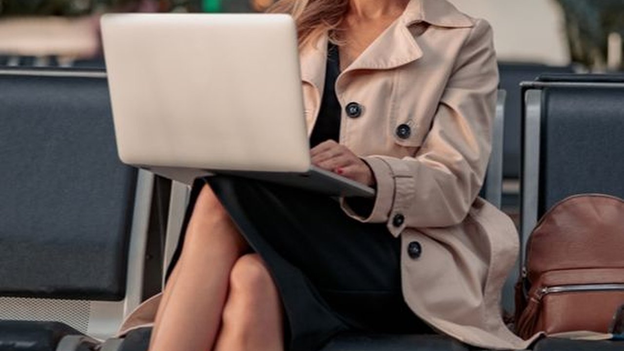 Kerap Diminta Mengeluarkan Laptop dari Tas saat di Bandara? Ternyata Ini Alasannya