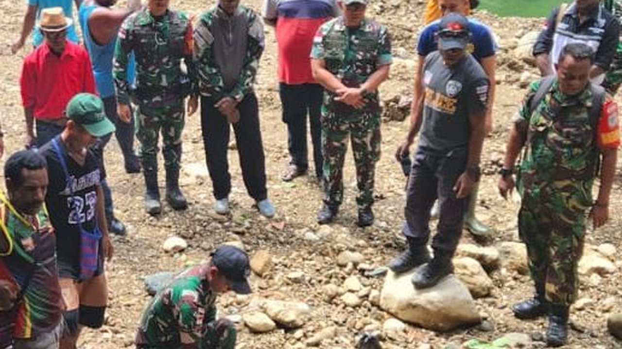 TNI AD Bantu Penuhi Air Bersih di Perbatasan Papua