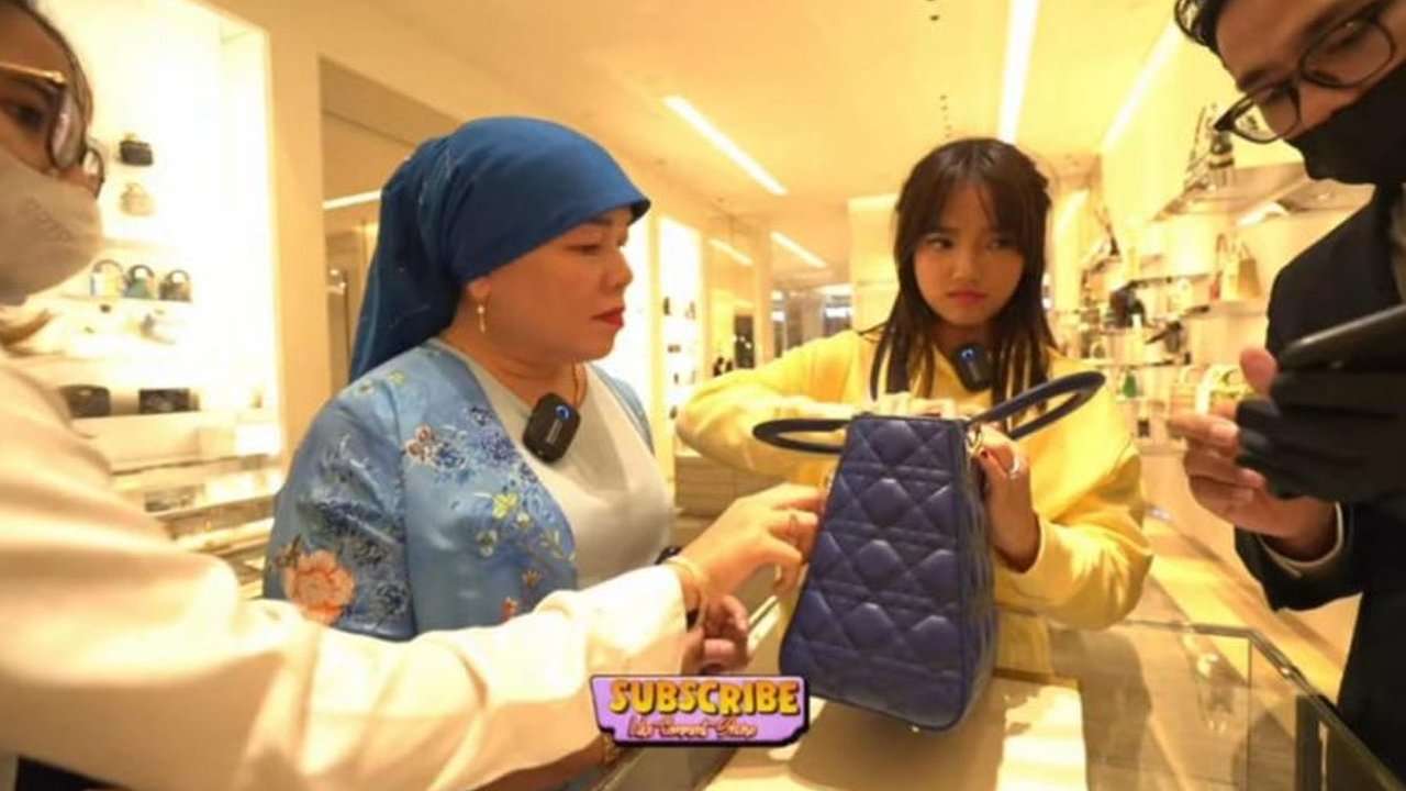 Potret Fuji Ajak Sang Mama Belanja Tas dan Sepatu Branded di Mal, Akhirnya Mengejutkan