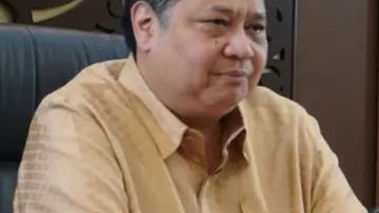 Berbatik Cokelat, Airlangga Penuhi Pemeriksaan Sebagai Saksi Kasus Dugaan Korupsi CPO di Kejagung