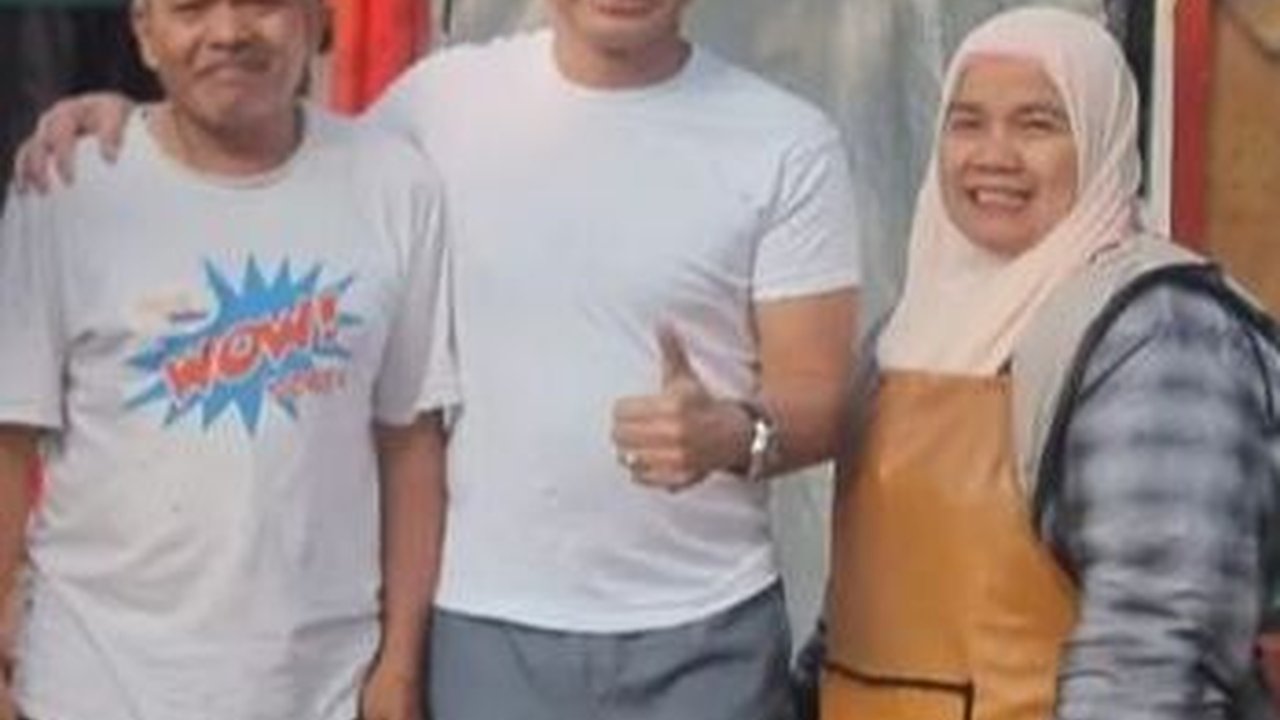 Berkaos Oblong, Jenderal Angkatan Kapolri Santai Kulineran di Kaki 5, Aksinya jadi Sorotan