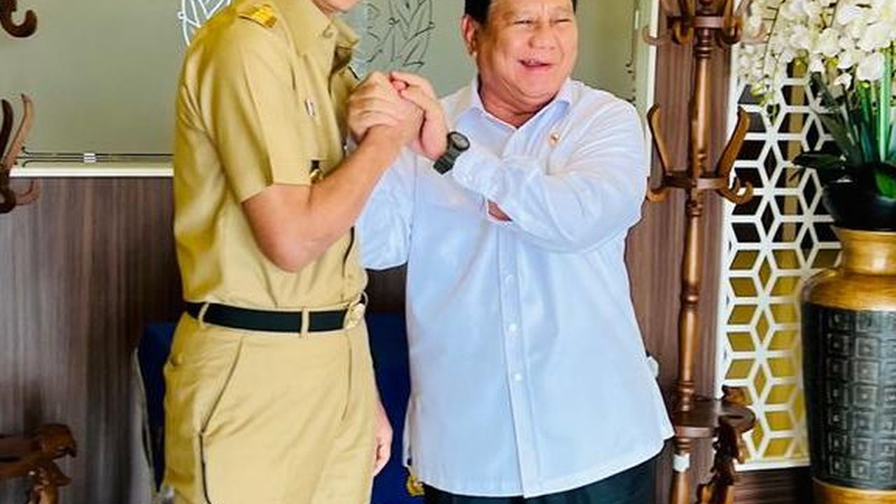 Unggah Foto Jabat Tangan Bareng Prabowo, Ganjar Pranowo: Bapak Pakai Hitam Putih Juga?