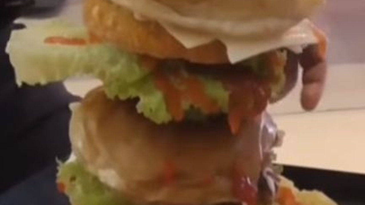 Disajikan Setinggi 25 Cm, Burger Unik di Labuhanbatu Utara Ini Punya Sensasi Beda