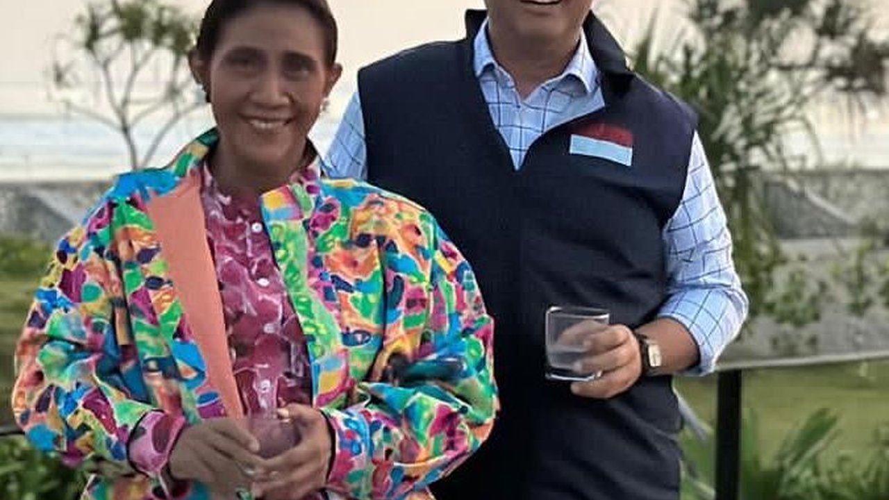 Momen Hangat Anies Bertemu Susi Pudjiastuti, Minum Kelapa Muda Sambil Lihat Sunset
