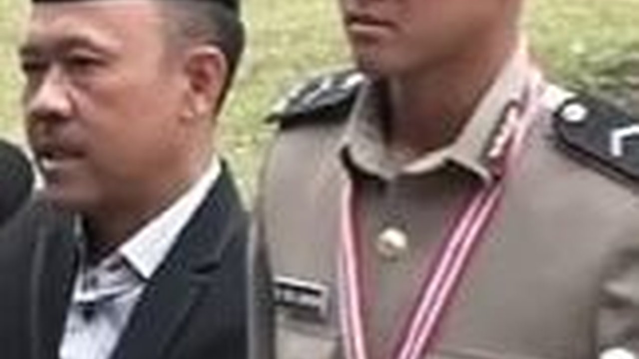 Kondektur Bus Nangis Terisak di Depan Pejabat SPN, Bangga Sang Anak jadi Bintara Lulusan Terbaik