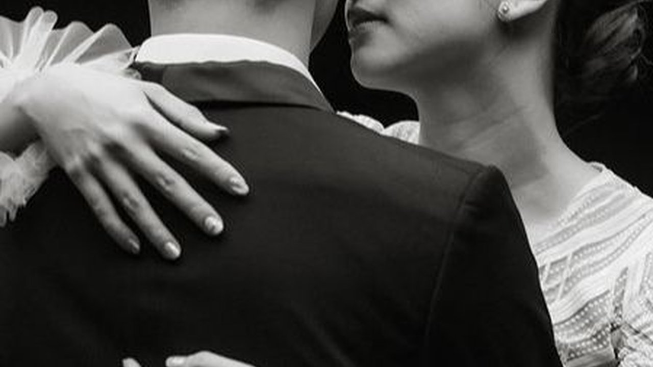 Bertema Monokrom, Intip Potret Prewedding Terbaru Jonatan Christie dan Shanju