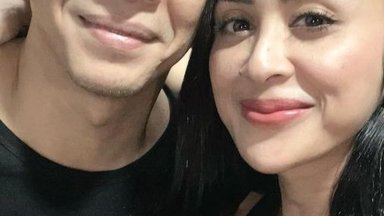 Selvy Kity Foto 'Mesra' sama Ariel Noah jadi Sorotan, Sang Biduan: Jangan Pada Ribut Udah Izin Kok