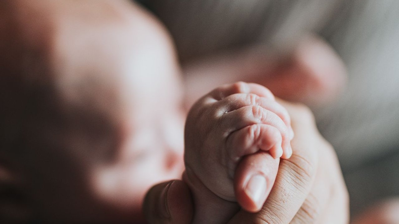 Bacaan Doa Mengubur Ari-Ari Bayi, Ketahui Hukumnya