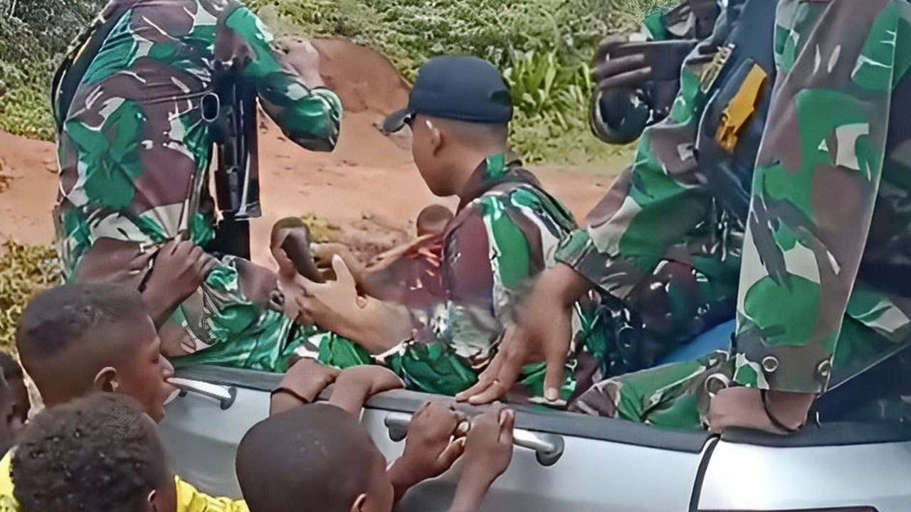 Jerit Tangis Tak Bisa Ditahan, Bocah Papua Adang Mobil TNI yang Hendak Pulang Kampung Usai Tugas
