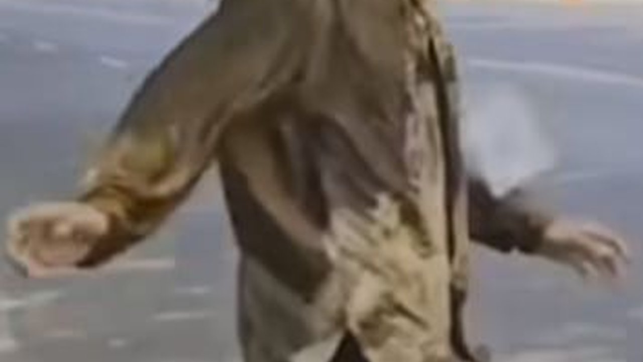 Peluk Haru Anak Tukang Parkir di Jatim Diterima Masuk Polisi