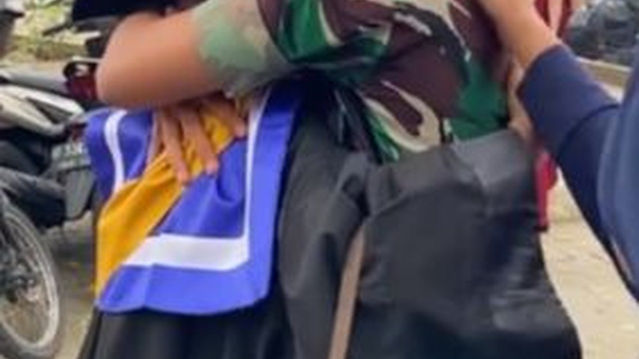 Bikin Haru, Begini Aksi Anggota TNI Beri Kejutan untuk Kakaknya yang Wisuda