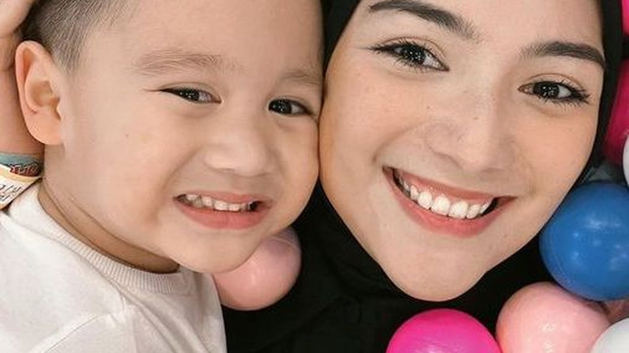 10 Potret Athar Anak Citra Kirana yang Makin Menggemaskan dengan Kepala Botak, Wajah Gantengnya Mirip Banget Rezky Aditya