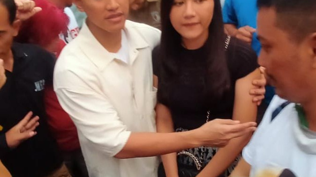 Momen Kaesang Pangarep Perdana Sambangi Depok, Dikerubuti Emak-Emaik dan Relawan