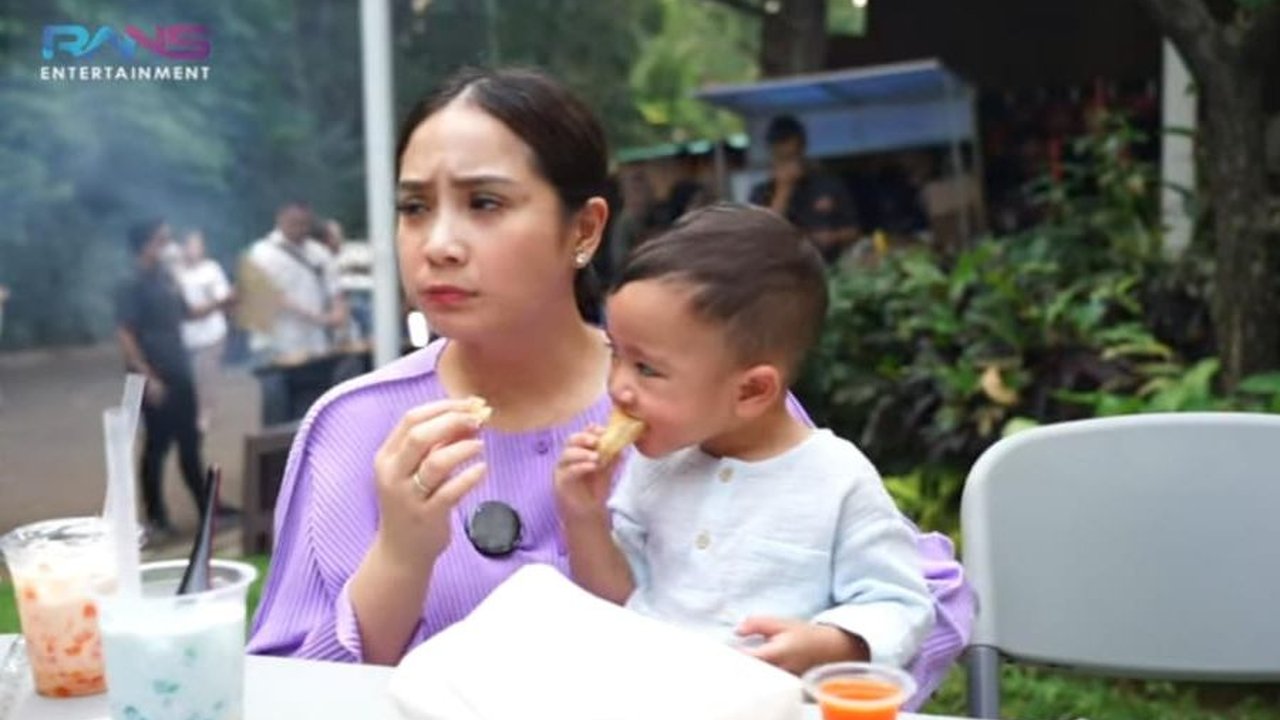 Rayyanza Icip Cakue Pakai Sambal, Nagita Slavina Syok Cipung Kepedasan tapi Minta Nambah