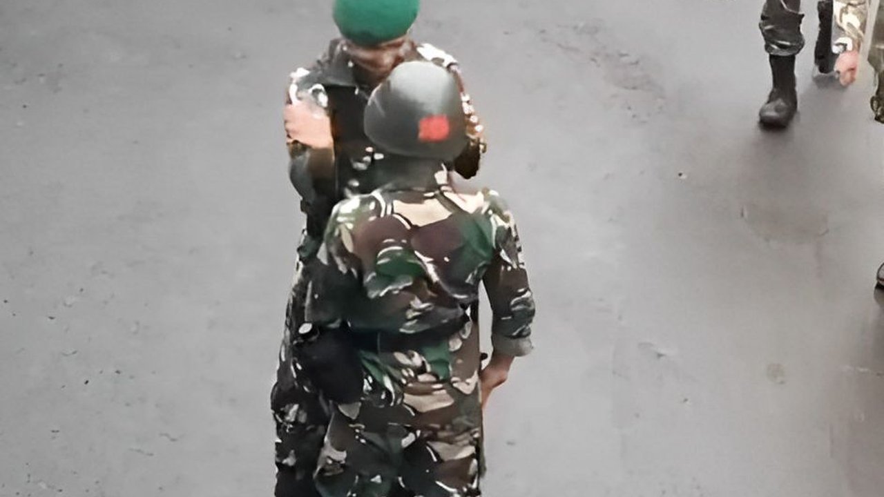 Momen Kakak Adik Sama-sama TNI Lama Tak Bertemu, Cara Melepas Rindunya Benar-benar Tak Biasa