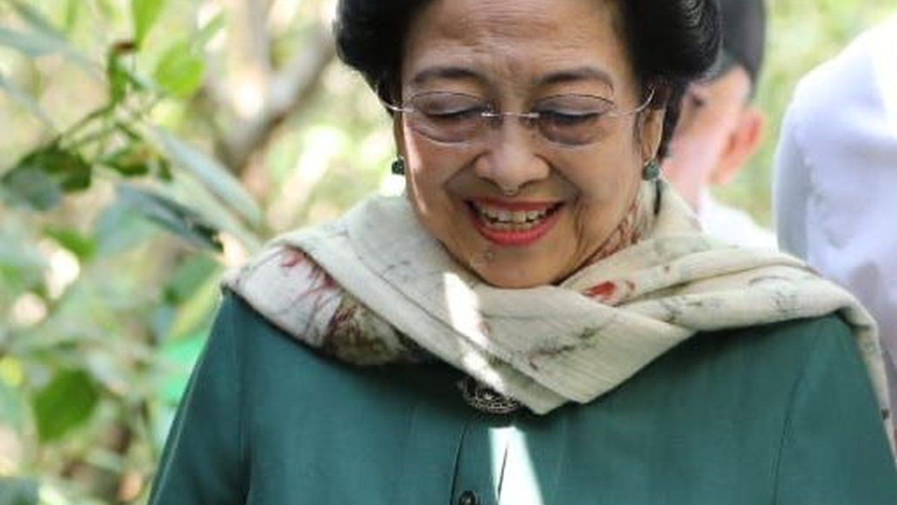 Resmikan Kebun Raya Mangrove di Surabaya, Megawati Disambut Khofifah