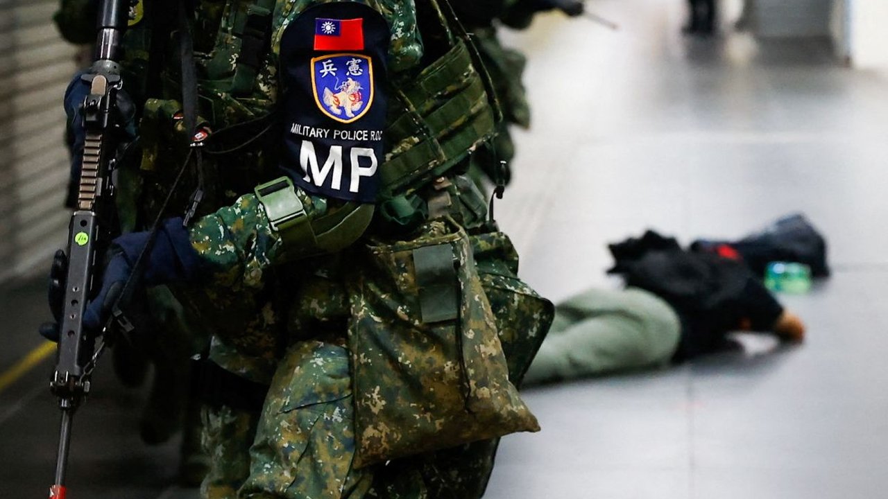 FOTO: Antisipasi Perang dengan China, Militer Taiwan Unjuk Gigi Latihan Tempur di Stasiun Taipei