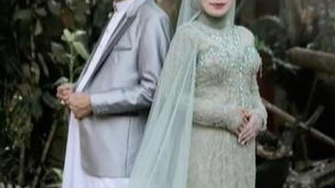 Terpaut Usia 34 Tahun, Gadis Cantik Asal Bandung Ini Menikah dengan Teman Ayahnya