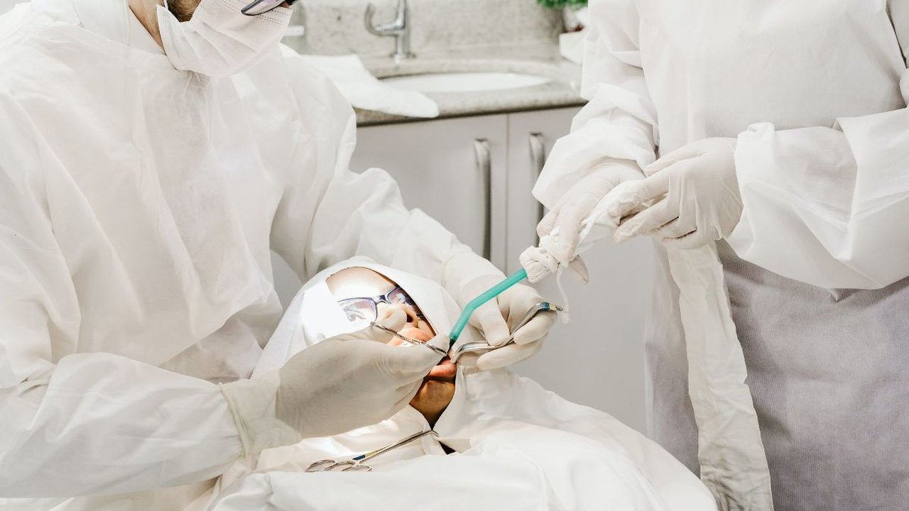 Penyebab Plak Gigi dan Cara Mengatasinya, Jaga Kesehatan Mulut dengan Optimal