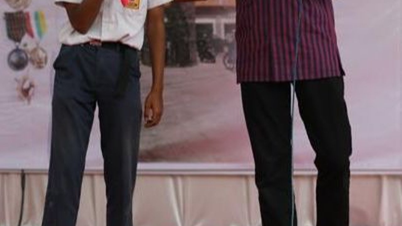 Ganjar Larang Sekolah Tahan Ijazah