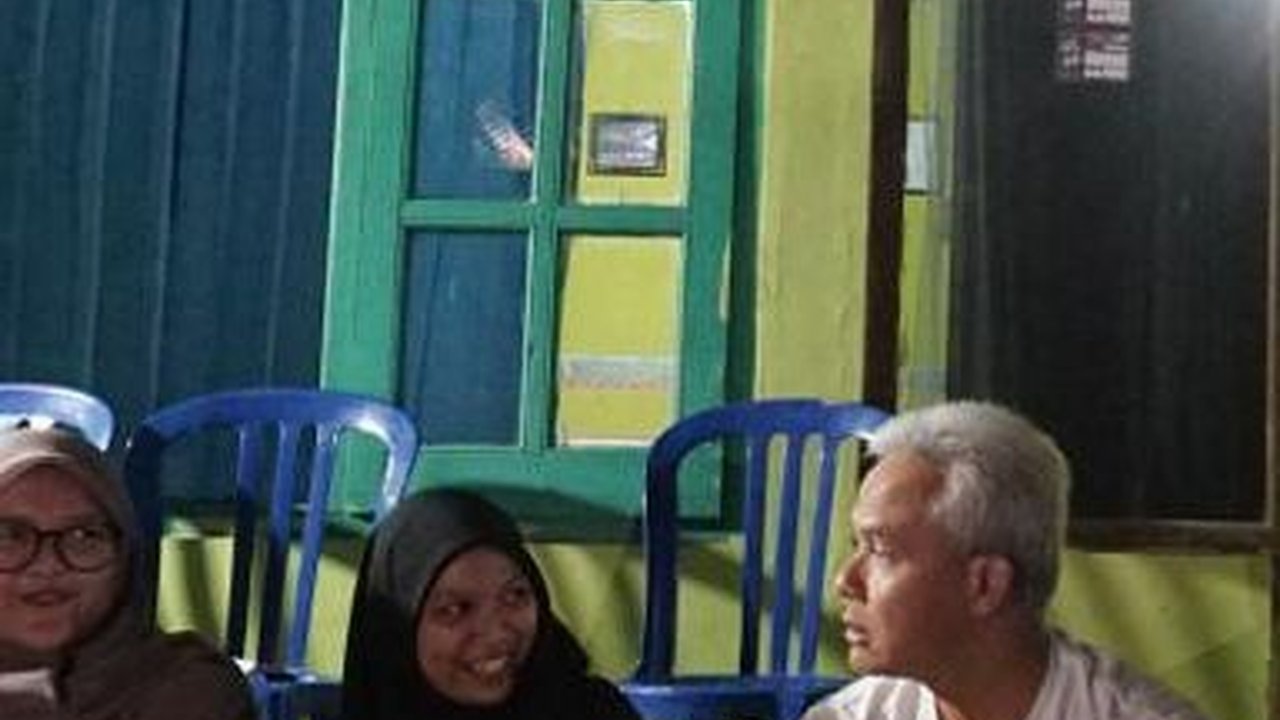 Ganjar Menginap di Rumah Petani Banjarnegara, Duduk Lesehan Pakai Sarung Dengar Curhat Warga