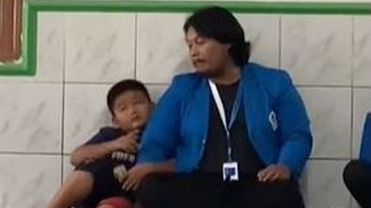Viral Momen Gemas Mahasiswa KKN dan Bocah Laki-laki, Nempel Bak Ayah dan Anak
