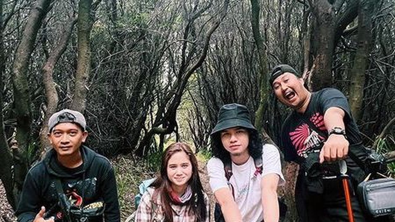 Rayakan Ultah di Ketinggian, Ini Potret Tissa Biani saat Naik Gunung Pertama Kali